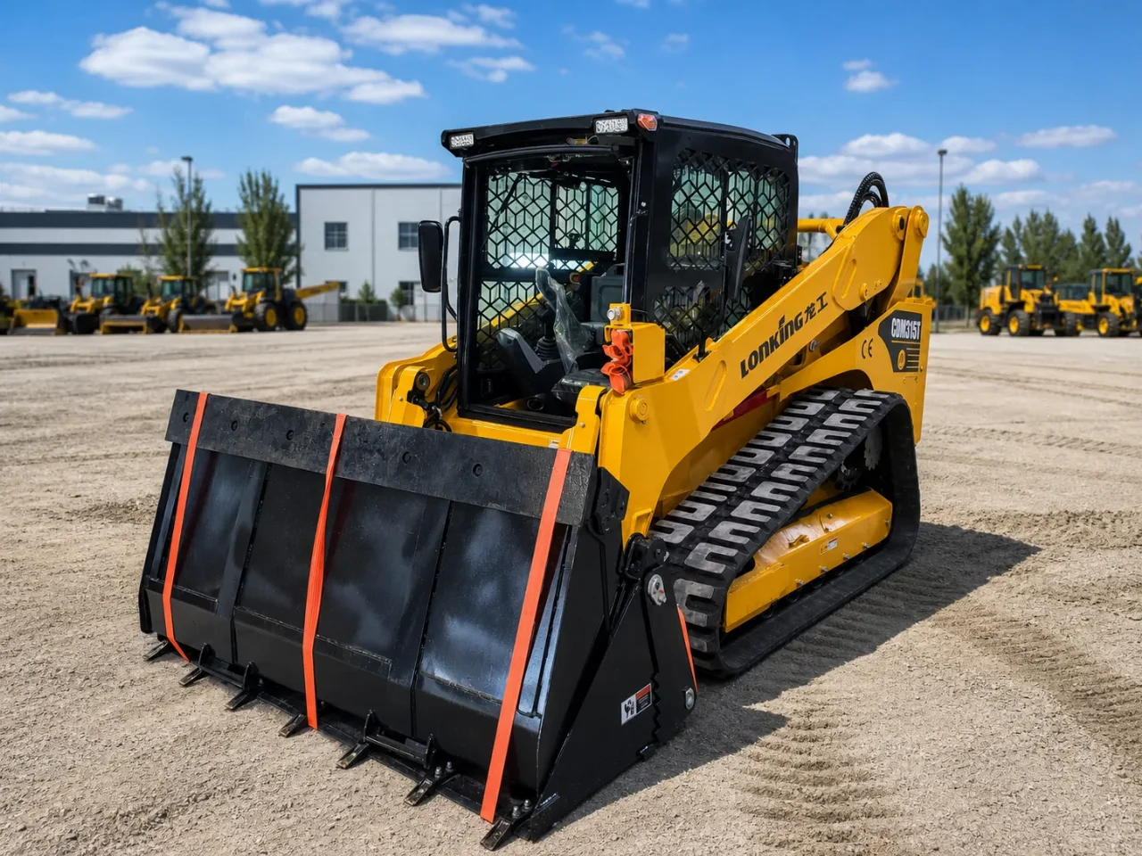Компактен верижен товарач Lonking CDM315T отпред с видими кофа, вериги и кабина
