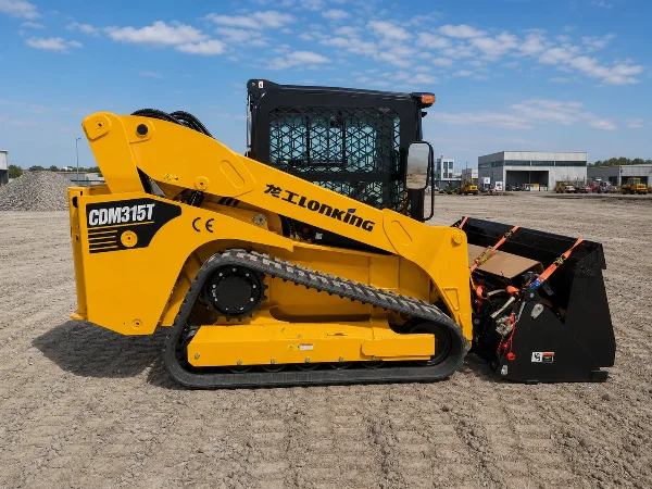 Страничен профил на компактния верижен товарач CDM315T с видим контакт на веригите.