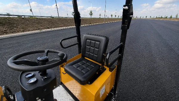 Операторска седалка и управление на тандемен вибрационен валяк Bautrax DR10.