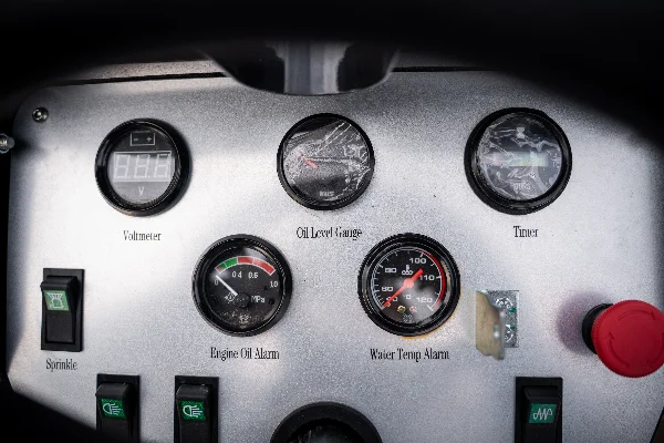 Табло и разположение на управлението на BAUTRAX DR30 за работа с двубандажния валяк.