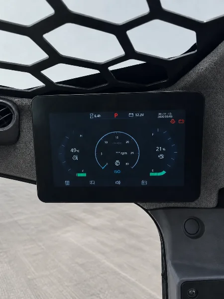 Дисплей на таблото на XCMG XC7-SR08 с работна информация в операторската кабина.