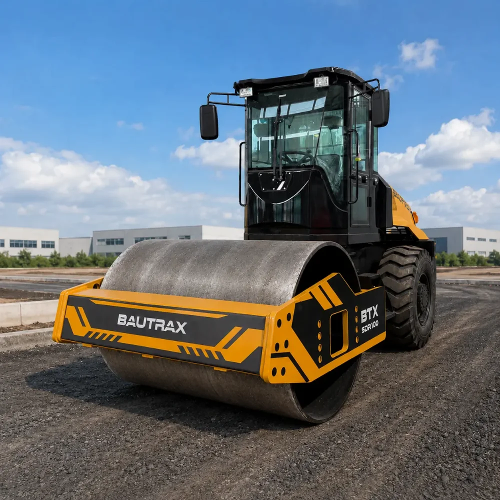 Еднобандажен валяк Bautrax SDR100 отпред-вляво за уплътняване на почва и пътна основа.