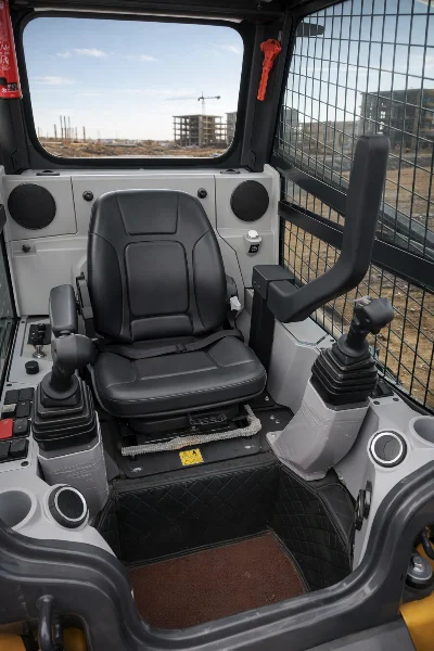 Мини челен товарач XCMG XC7-SR07 изглед на операторската седалка.