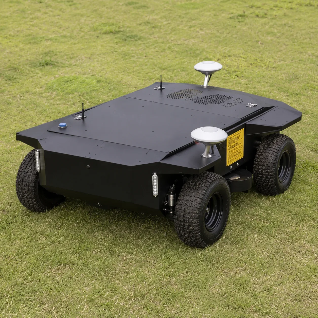 Автономна косачка за соларни паркове BAUTRAX GPMBTX R1