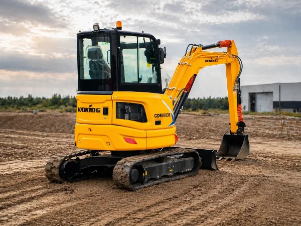 мини багер Lonking CDM6035 - заден изглед.