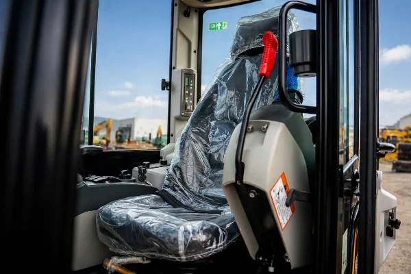 мини багер Lonking CDM6035 - детайл от седалката на оператора.