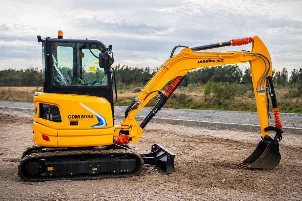 мини багер Lonking CDM6035 - десен страничен изглед.