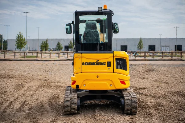 мини багер Lonking CDM6035 - заден изглед.