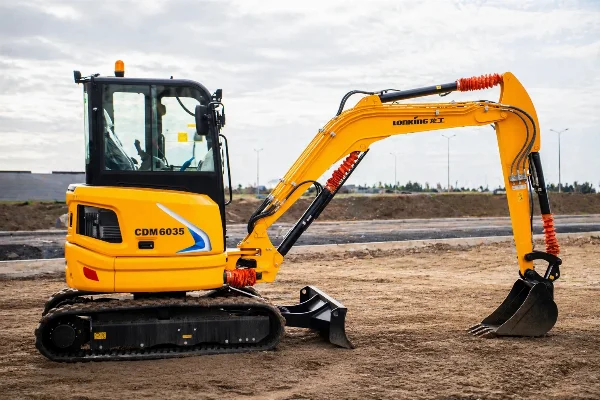 мини багер Lonking CDM6035 - страничен профил.