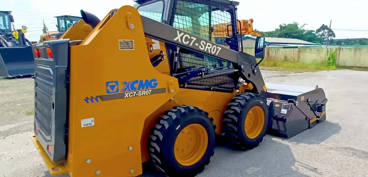 Видео на XCMG XC7-SR07 мини челен товарач